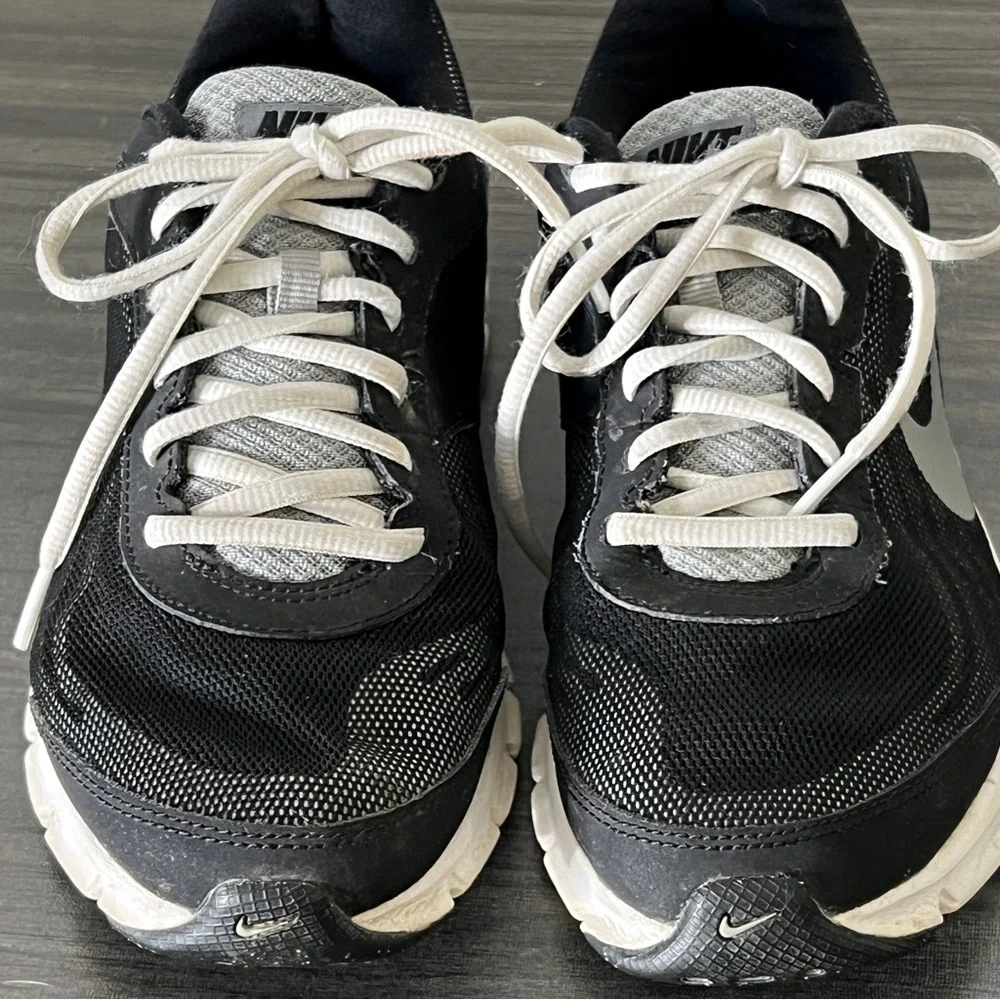 NIKE 6Y Boys Black with white swoosh with white rubber sole. Lace Up.